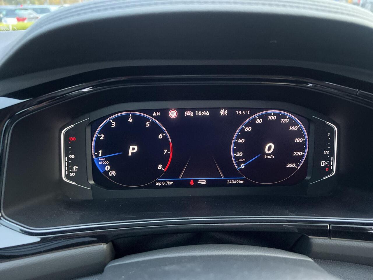 Volkswagen T-Roc 1.5 TSI R-Line Business | Pano | Vol! | | 150Pk | Automaat |