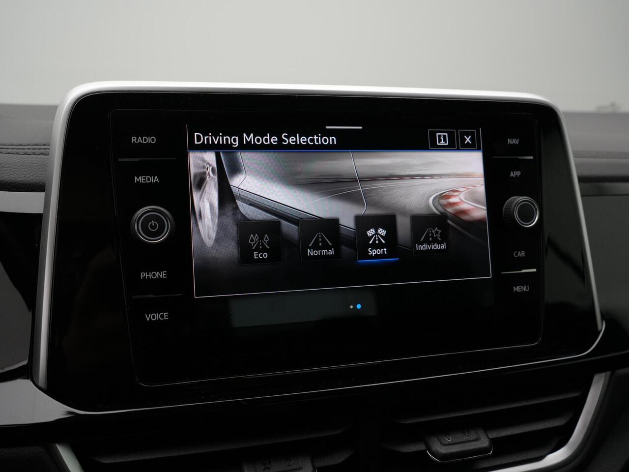 Volkswagen T-Roc Cabriolet 1.5 TSI 150 pk DSG R-Line | Achteruitrijcamera | Stoelverwarming | Carplay | 19 inch