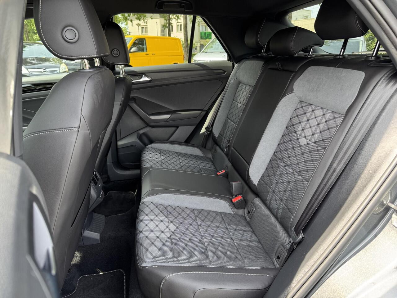 Volkswagen T-Roc 1.5 TSI 150pk DSG R-Line (Trekhaak,Camera,IQ,Virtual)