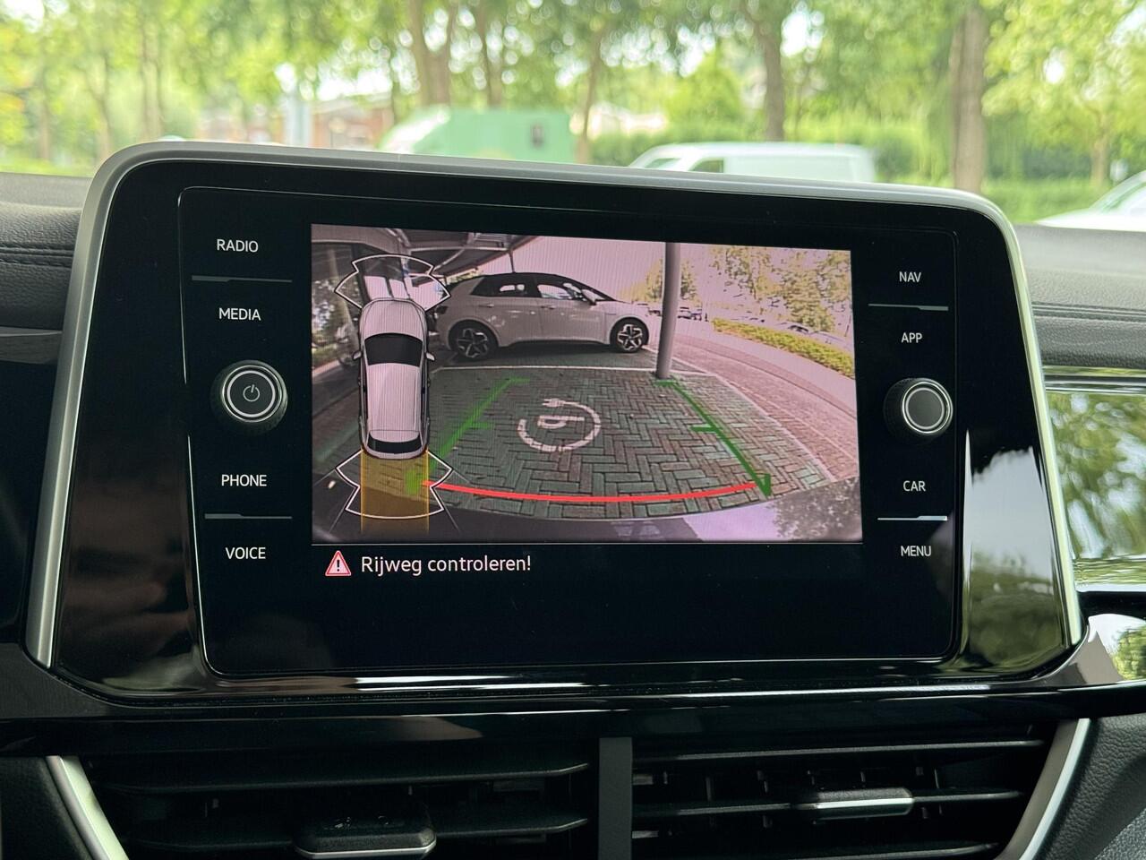 Volkswagen T-Roc 1.5 TSI 150pk DSG R-Line (Trekhaak,Camera,IQ,Virtual)