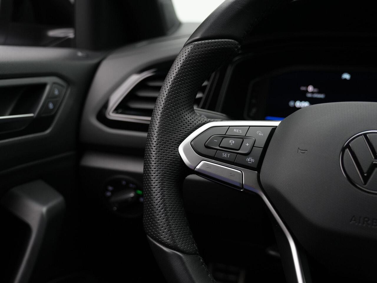 Volkswagen T-Roc 1.5 TSI 150 pk DSG R-Line | Panoramadak | IQ Light | Carplay | Parkeersensoren voor/achter | Adaptive Cruise