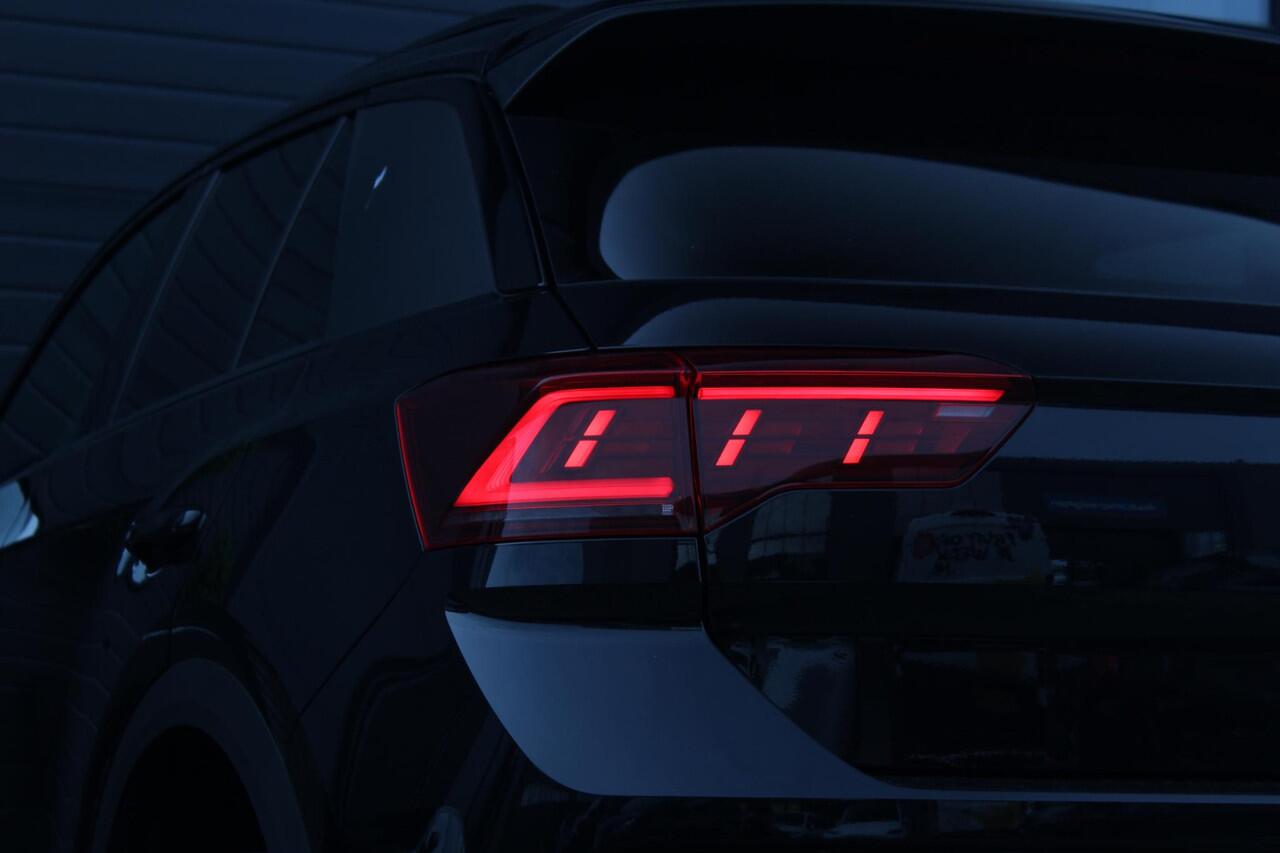 Volkswagen T-Roc 1.0 TSI R-Line Business | Panorama dak | IQ.Light | 19 Inch | R Stoelen