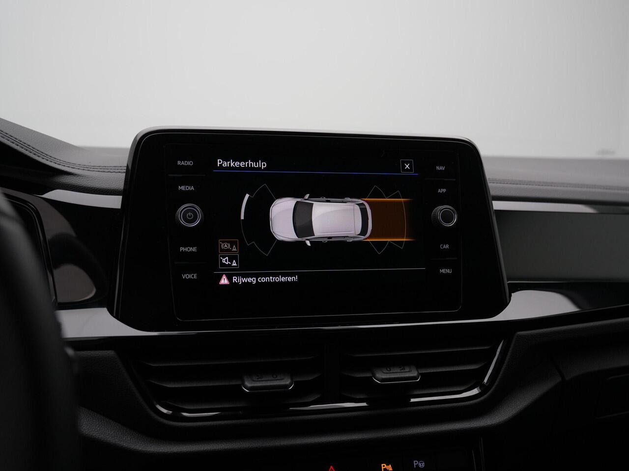 Volkswagen T-Roc 1.5 TSI 150 pk DSG R-Line | IQ Light | Parkeersensoren voor/achter | Adaptive Cruise | Carplay