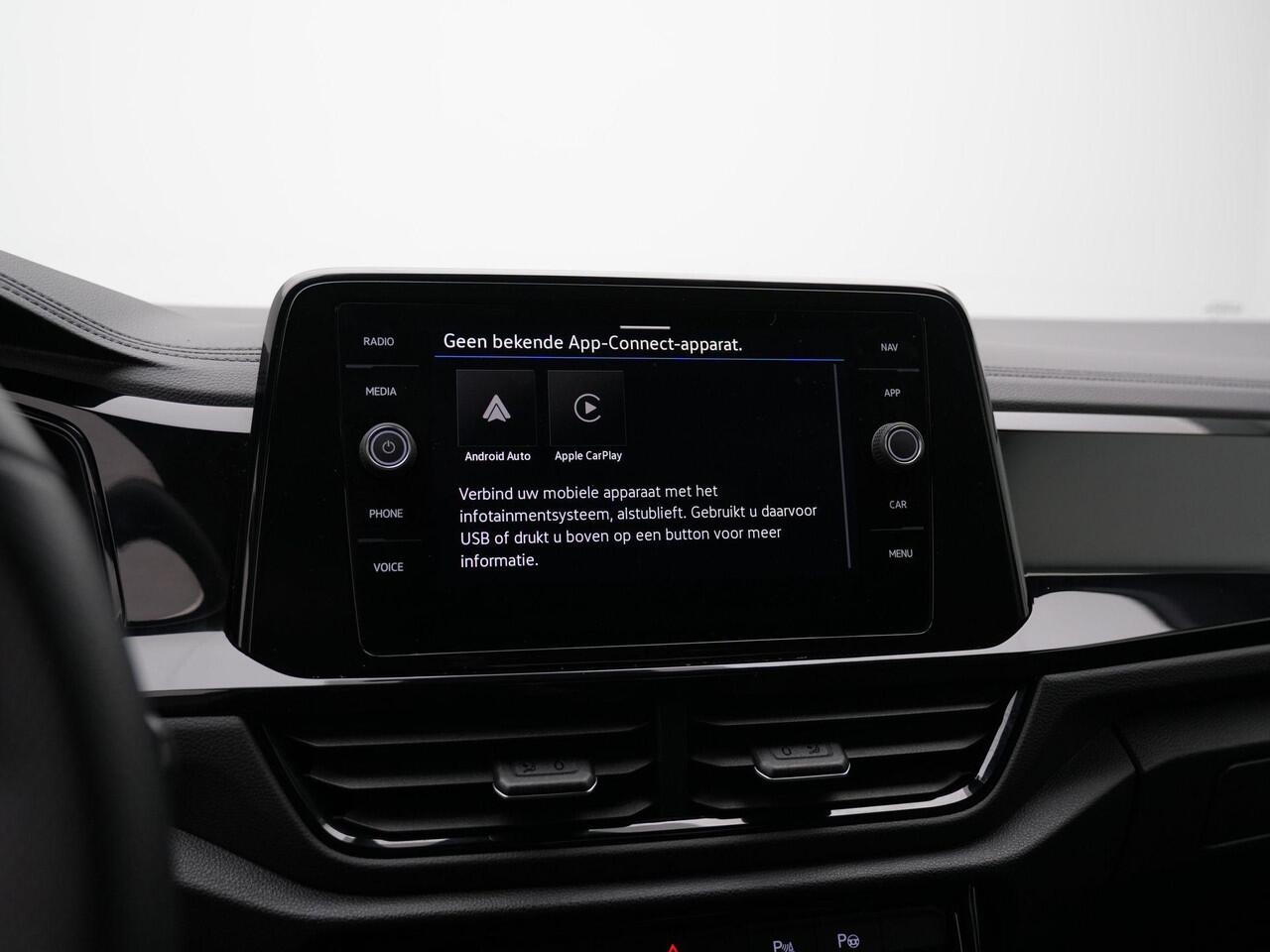 Volkswagen T-Roc 1.5 TSI 150 pk DSG R-Line | IQ Light | Parkeersensoren voor/achter | Adaptive Cruise | Carplay