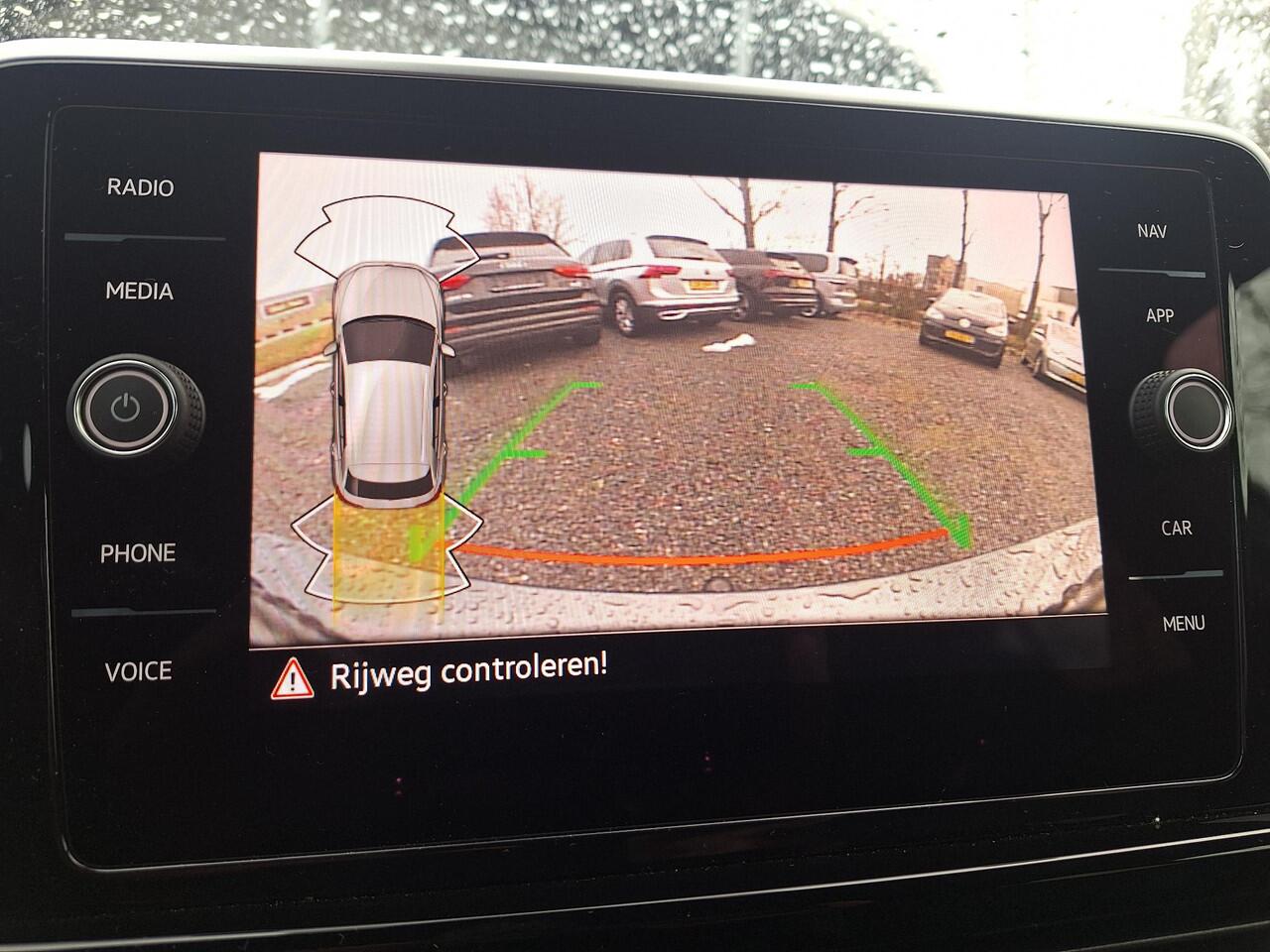 Volkswagen T-Roc 1.5 TSI 150pk DSG R-Line (Trekhaak,Camera,IQ,Navi)