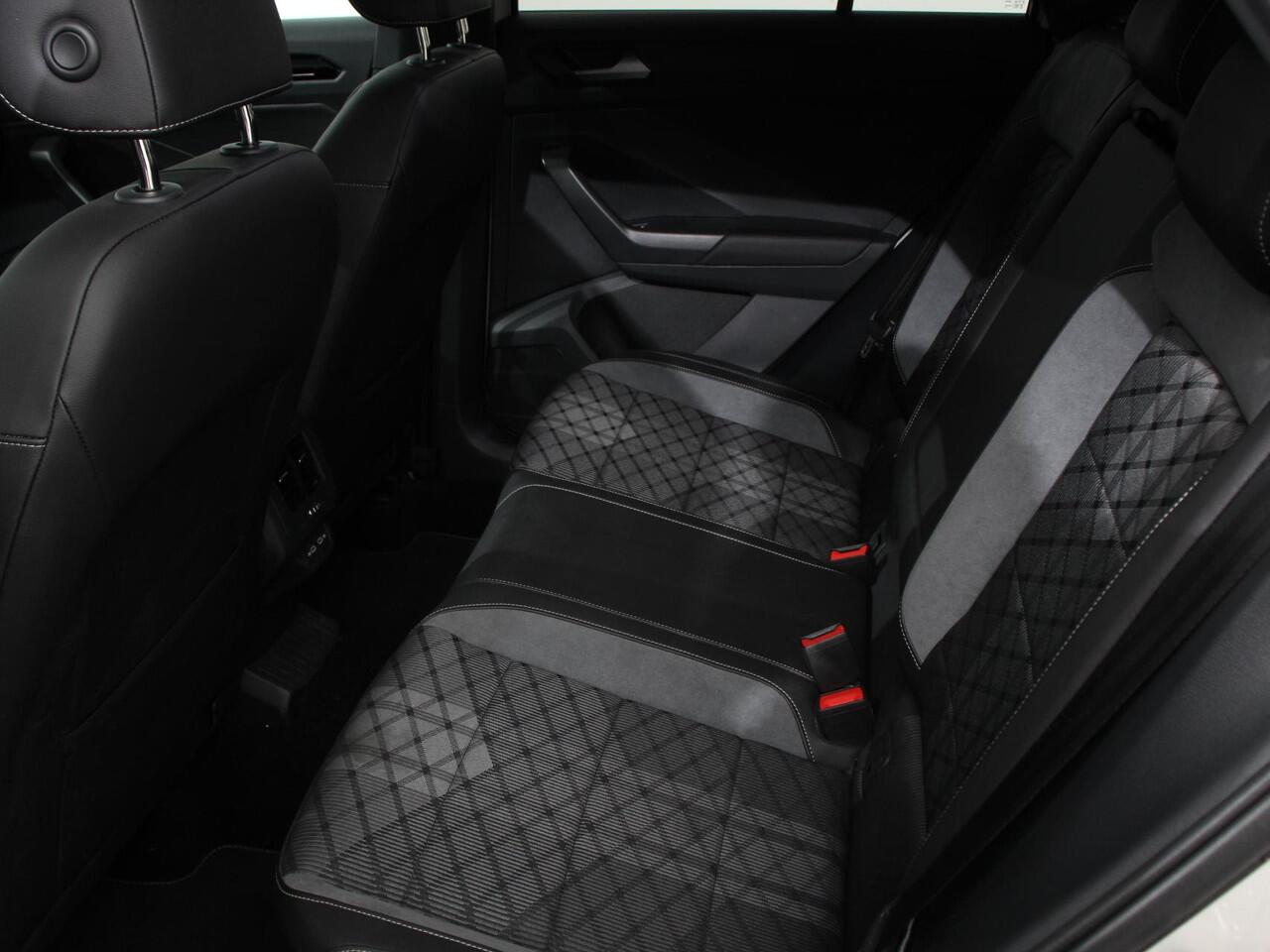 Volkswagen T-Roc 1.5 TSI 150pk DSG R-Line Edition | Navigatie | Apple Carplay/Android Auto | Electrische te openen kofferbak | Camera | Keyless start | Led | Dab | Adaptive Cruise Control