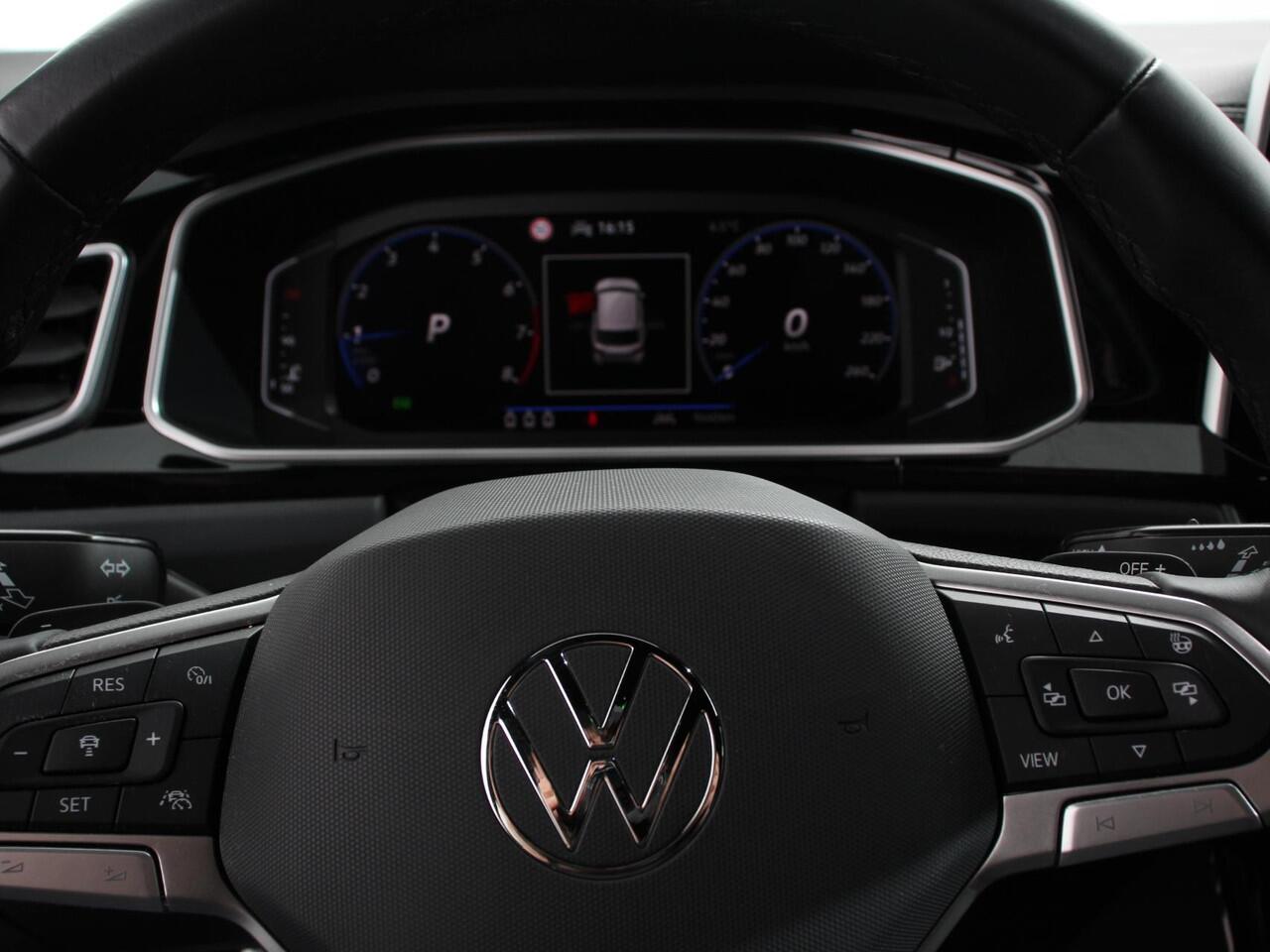 Volkswagen T-Roc 1.5 TSI 150pk DSG R-Line Edition | Navigatie | Apple Carplay/Android Auto | Electrische te openen kofferbak | Camera | Keyless start | Led | Dab | Adaptive Cruise Control