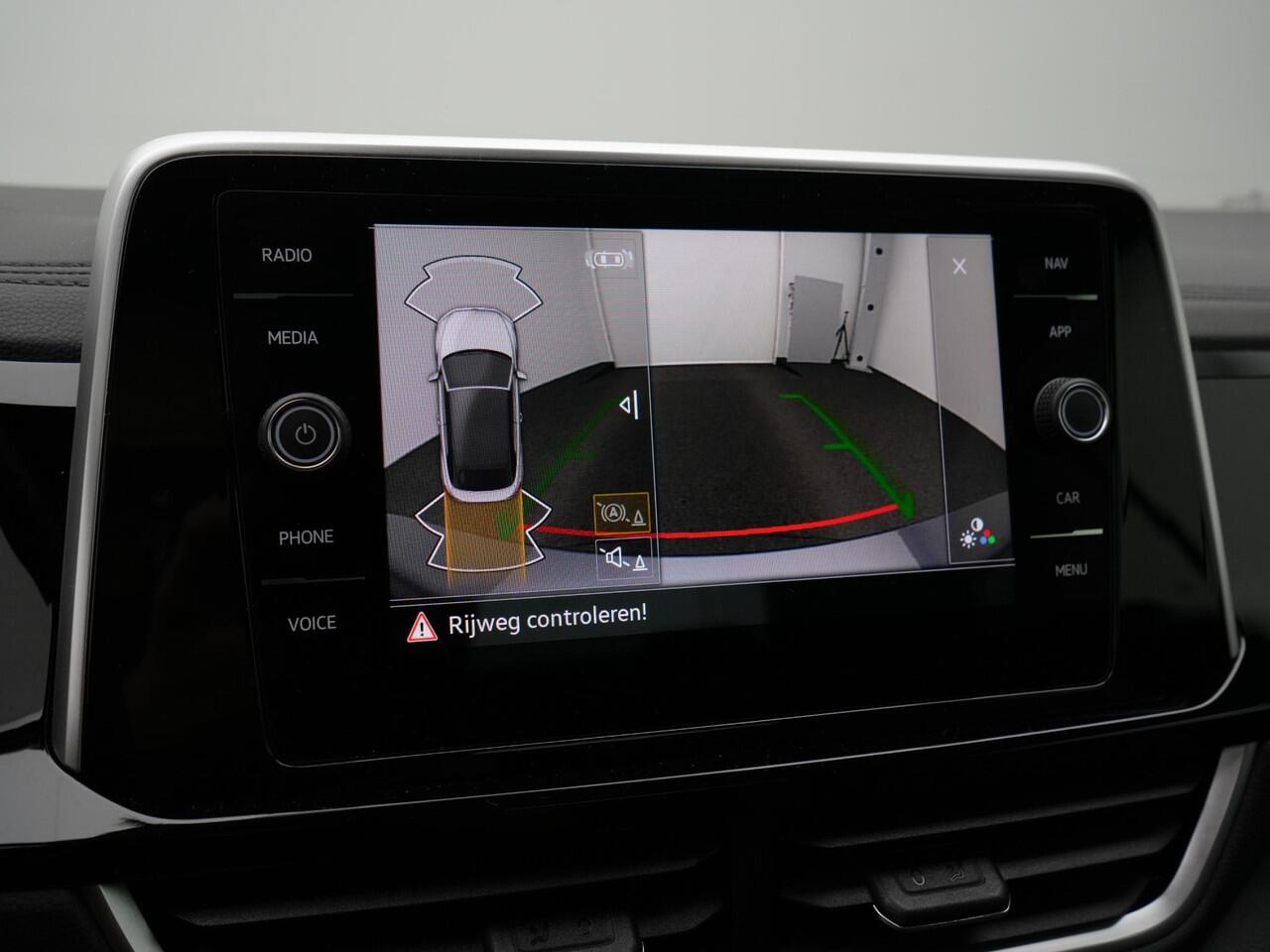 Volkswagen T-Roc Cabrio 1.5 TSI 150 pk DSG R-Line | Achteruitrijcamera | Stoelverwarming | Carplay | 19 inch