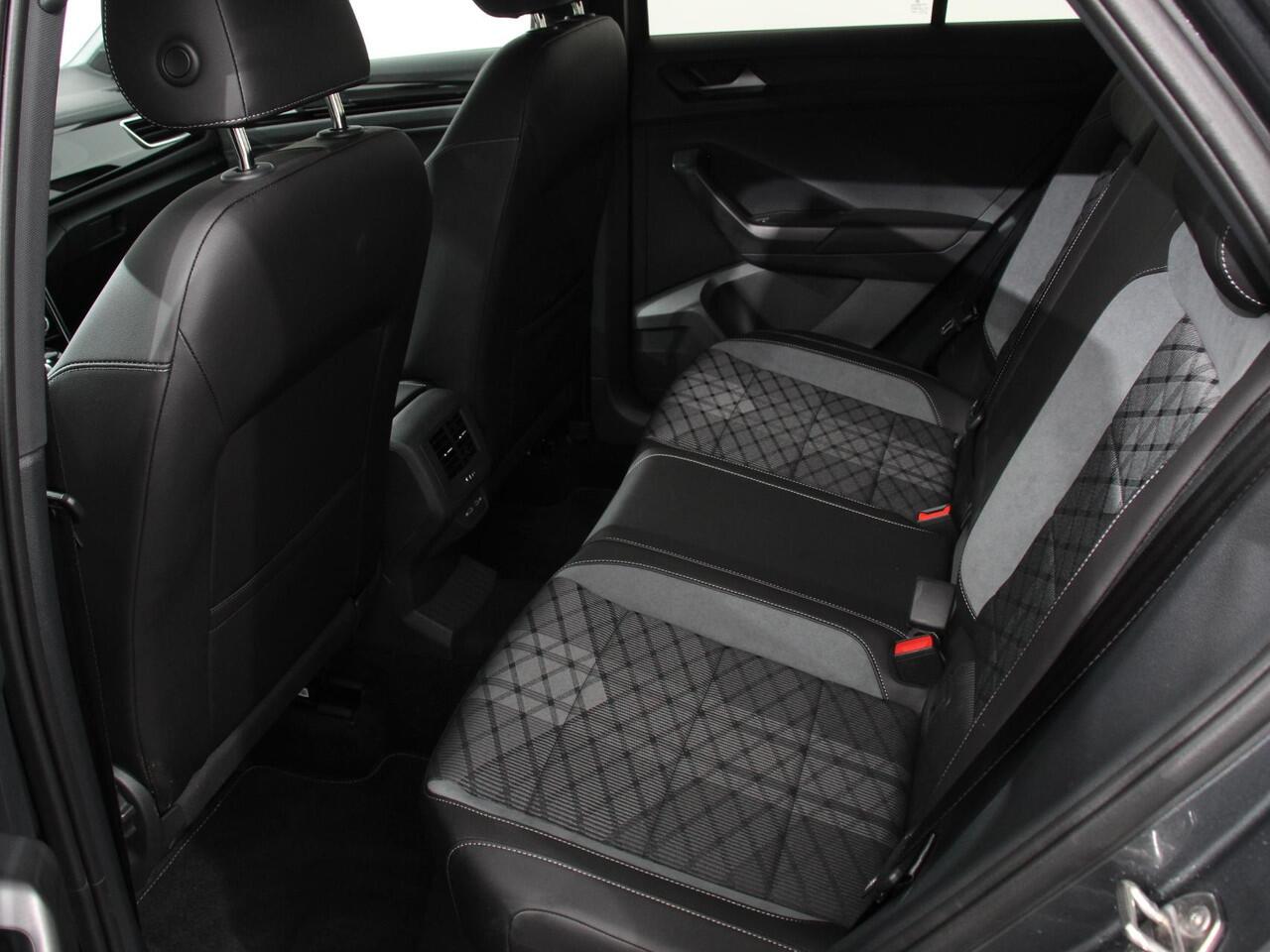 Volkswagen T-Roc 1.5 TSI 150pk DSG R-Line Navigatie Apple Carplay/Android Auto Parkeersensoren Camera Adaptive Cruise Control Dab Digitale Cockpit