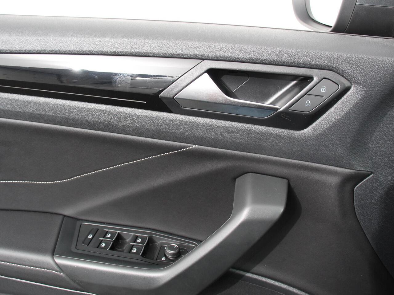 Volkswagen T-Roc 1.5 TSI 150pk DSG R-Line Navigatie Apple Carplay/Android Auto Parkeersensoren Camera Adaptive Cruise Control Dab Digitale Cockpit