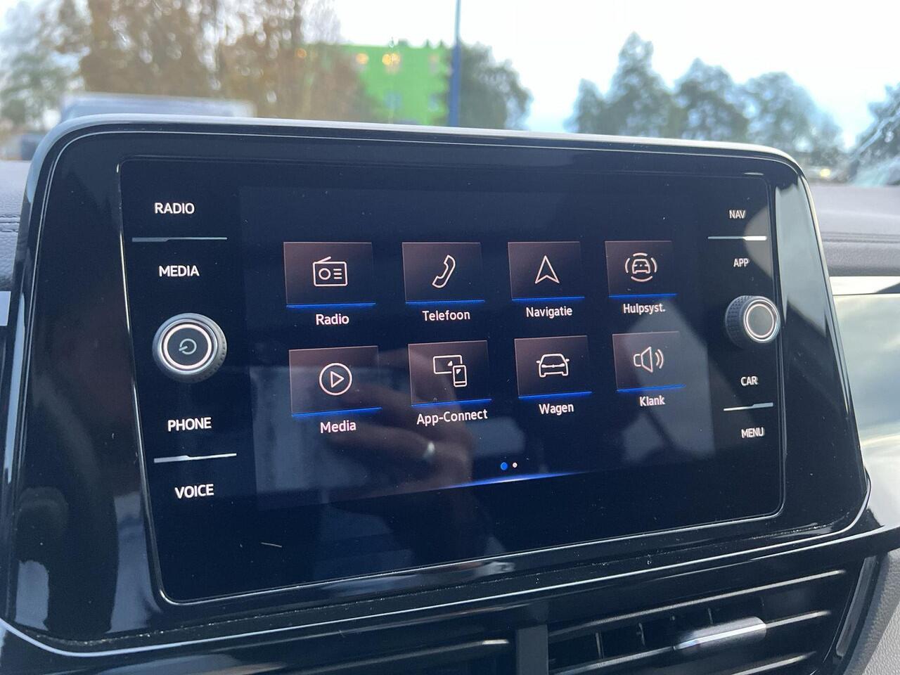Volkswagen T-Roc 1.5 TSI R-Line Business | Pano | Vol! | | 150Pk | Automaat | Trekhaak Afneembaar | Elec A-Klep |