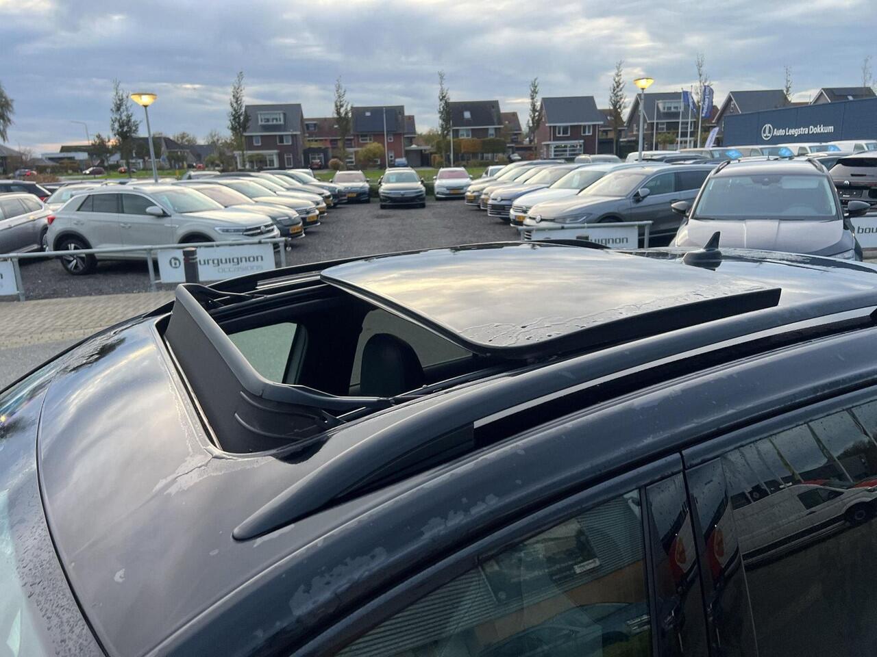 Volkswagen T-Roc 1.5 TSI R-Line Business | Pano | Vol! | | 150Pk | Automaat | Trekhaak Afneembaar | Elec A-Klep |
