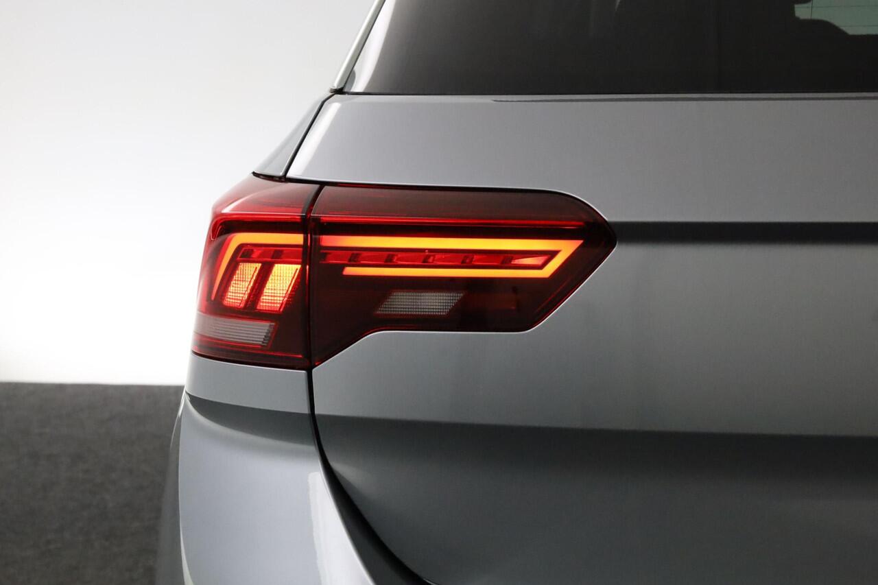 Volkswagen T-Roc R-Line Edition 1.5 TSI 110 kW / 150 pk DSG | IQ Light | Camera | Park Assist | Keyless | 17 inch