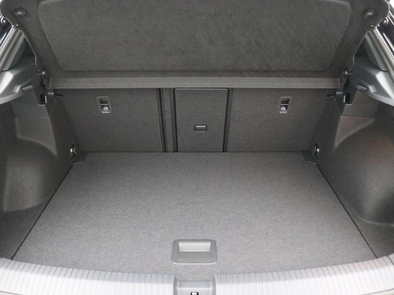 Volkswagen T-Roc 1.5 TSI R-Line Business 150PK DSG Trekhaak, Pano-Schuifdak, 19" LM Velgen, Black Style, LED-Matrix, Keyless Entry & Start, Achteruitrijcamera, Travel Assist,