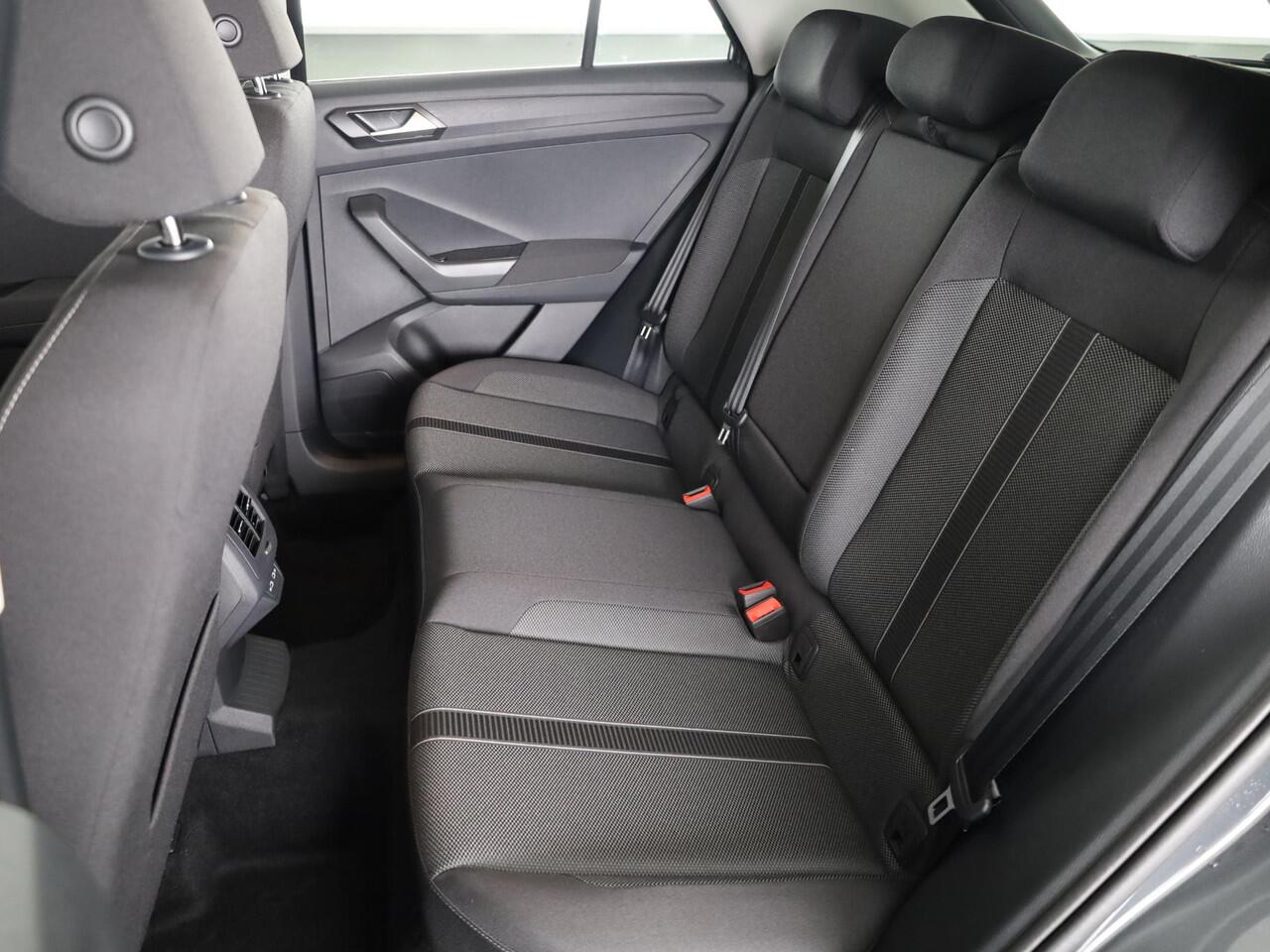 Volkswagen T-Roc Life Edition 1.5 110 kW / 150 pk TSI SUV 7 versn. | Verlengde garantie | Navigatie via App | Parkeersensoren (Park assist) | Achteruitrijcamera | Adaptieve cruise control |