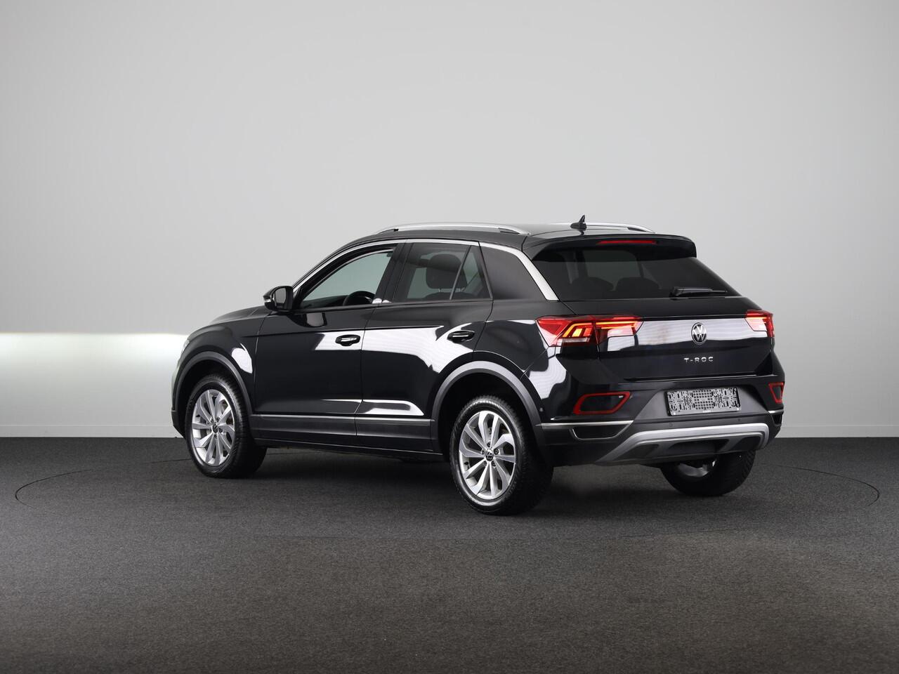 Volkswagen T-Roc 1.5 TSI Style 150 PK DSG | Trekhaak afneembaar | Navigatie | Stoel verwarming en massage | Leer/Alcantara |