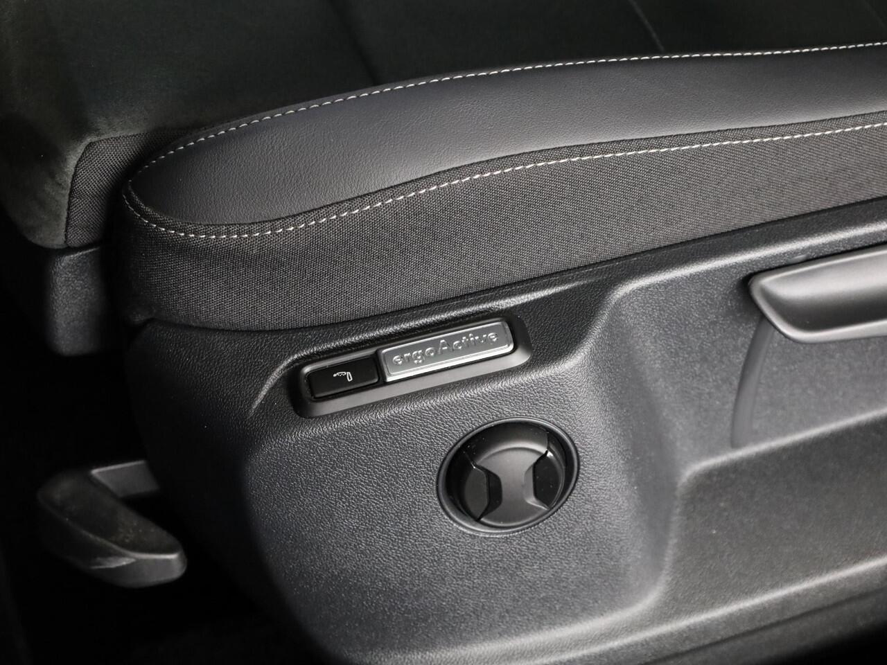 Volkswagen T-Roc 1.5 TSI Style 150 PK DSG | Trekhaak afneembaar | Navigatie | Stoel verwarming en massage | Leer/Alcantara |