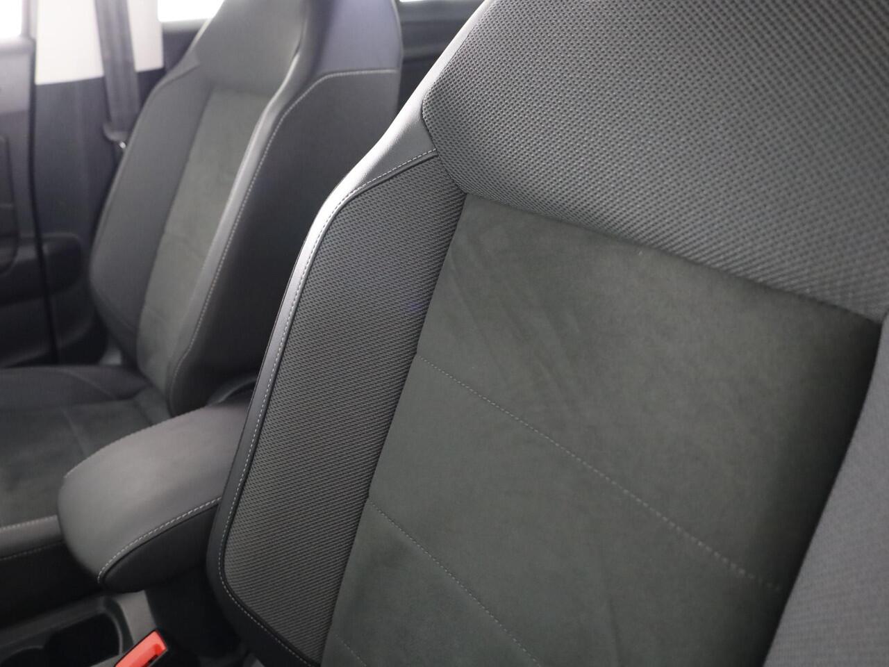 Volkswagen T-Roc 1.5 TSI Style 150 PK DSG | Trekhaak afneembaar | Navigatie | Stoel verwarming en massage | Leer/Alcantara |