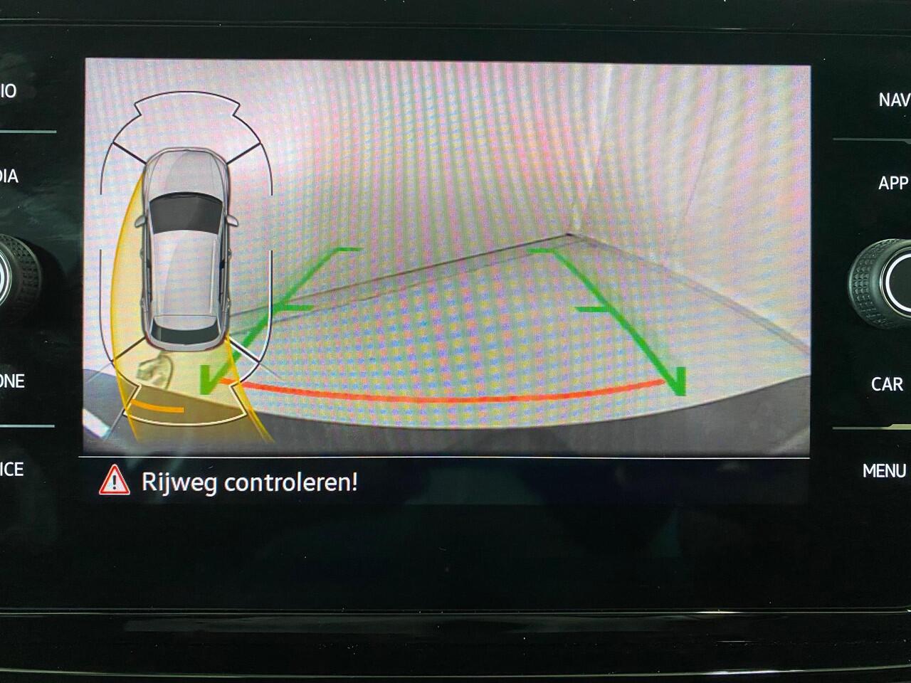Volkswagen T-Roc 1.5 TSI R-Line Edition 2x R line Camera IQ-light/Matrix ACC Navigatie 17inch Virtual Cockpit Apple carplay