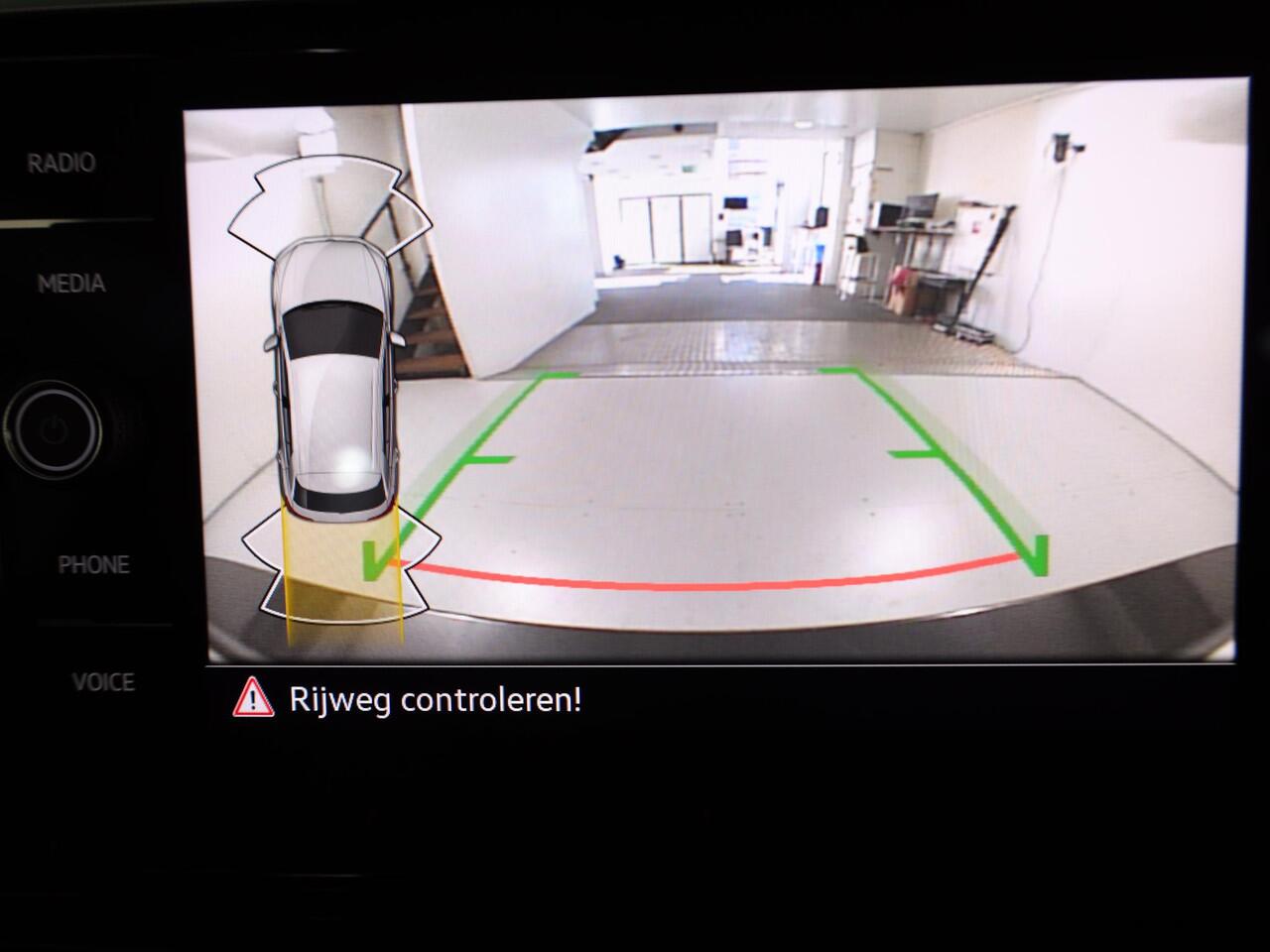 Volkswagen T-Roc 1.5 TSI R-Line 150 PK DSG | Navigatie | Trekhaak afneembaar | ErgoActive Stoel Pakket | Parkeercamera |