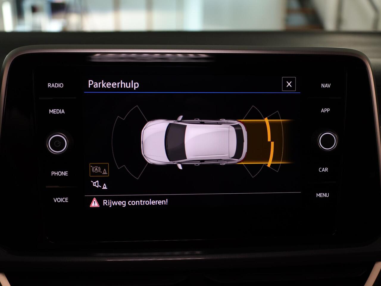 Volkswagen T-Roc 1.5 TSI Style 150 PK DSG | Private lease vanaf ¤641,-| Trekhaak afneembaar | Navigatie | Stoel verwarming en massage | Alcantara |