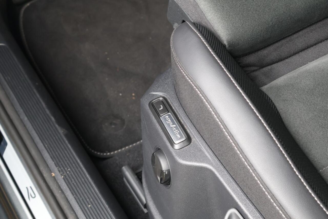 Volkswagen T-Roc 1.5 TSI R-Line - Trekhaak - AllSeason banden - Stoelverwarming