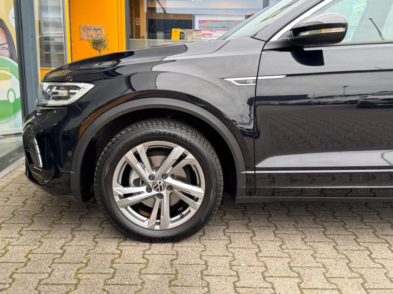 Volkswagen T-Roc 1.5 TSI 150 pk DSG R Line - Navi - camera - stoelverw - trekhaak