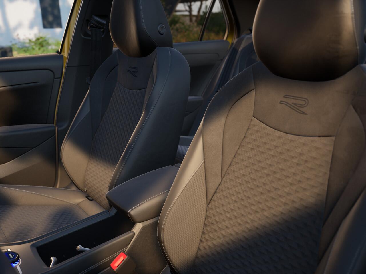 Volkswagen T-Roc R-Line First Edition 1.5 eTSI 150 PK | Trekhaak | Elektrische Achterklep | 360 Camera | Head-Up Display | Stoel- & Stuurverwarming |