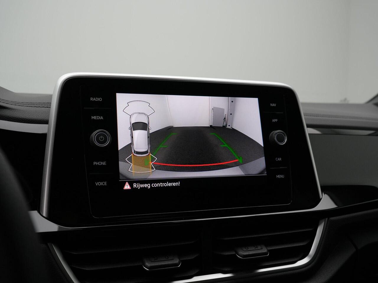 Volkswagen T-Roc 1.5 TSI 150 pk DSG R-Line Edition | Trekhaak | Achteruitrijcamera | Stoelverwarming | Navigatie | Sportonderstel | Park Assist | 17 inch