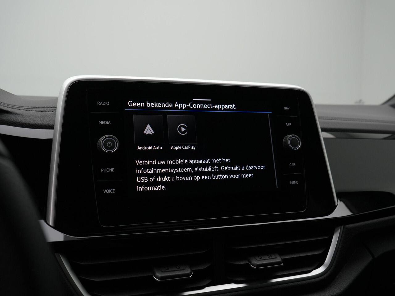 Volkswagen T-Roc 1.5 TSI 150 pk DSG R-Line Edition | Trekhaak | Achteruitrijcamera | Stoelverwarming | Navigatie | Sportonderstel | Park Assist | 17 inch