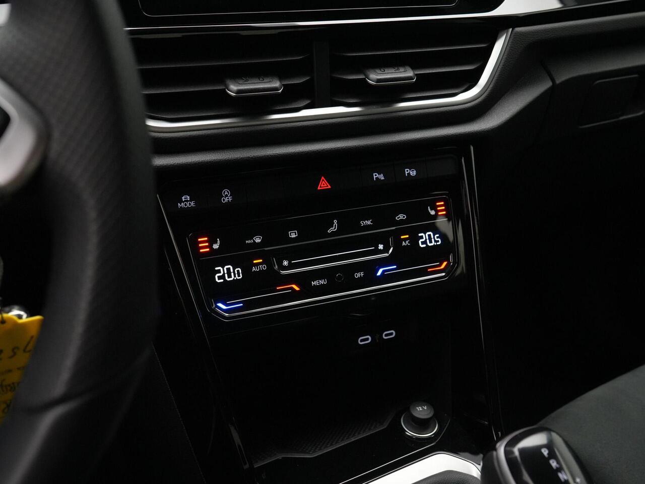 Volkswagen T-Roc 1.5 TSI 150 pk DSG R-Line Edition | Trekhaak | Achteruitrijcamera | Stoelverwarming | Navigatie | Sportonderstel | Park Assist | 17 inch