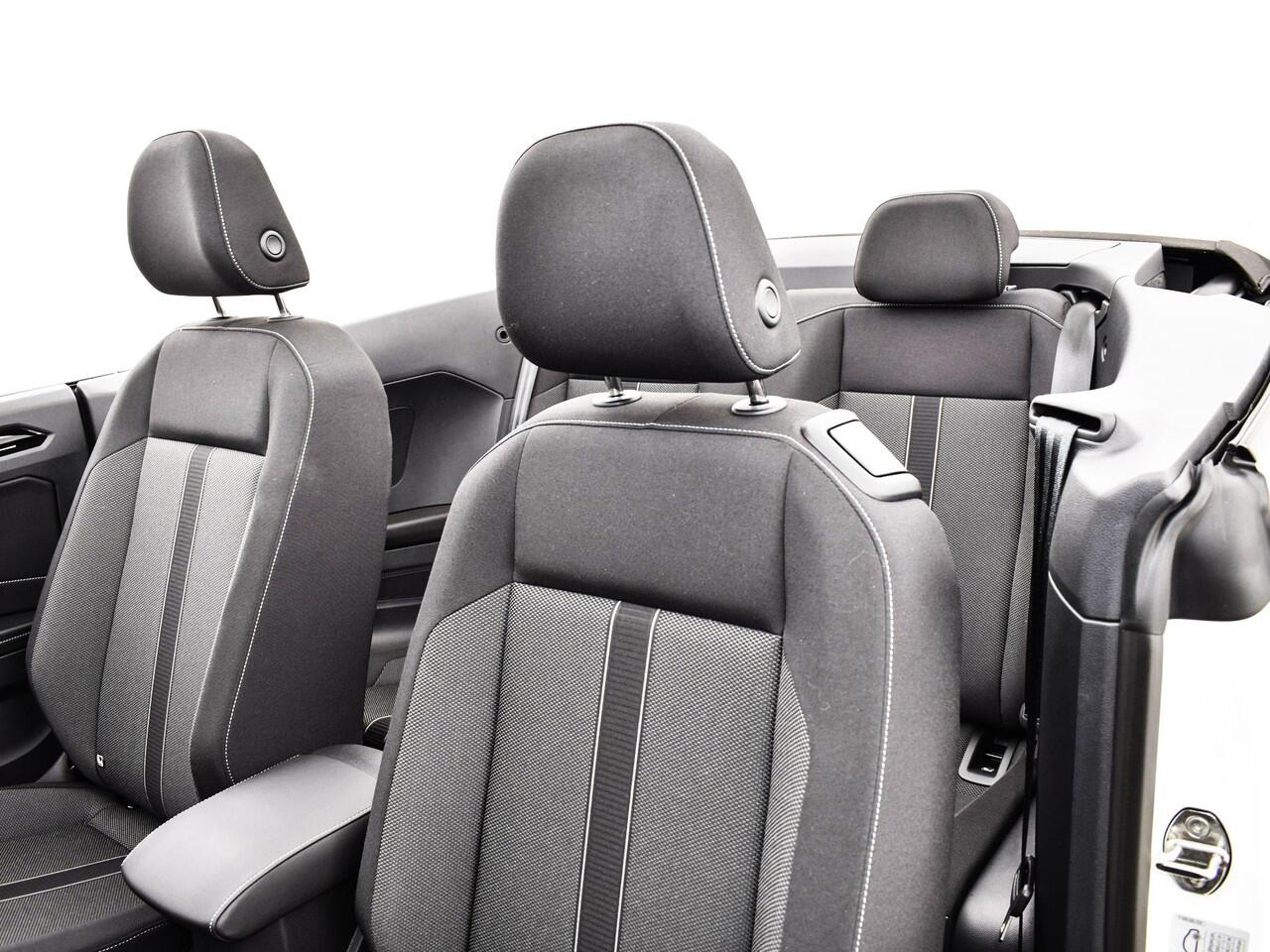 Volkswagen T-Roc Cabrio Style 1.0 115 pk Cabriolet 6 versn. Hand · Black style pakket · Comfort pakket · Multimedia pakket · Prijs is incl Inruilbonus . MEGA SALE