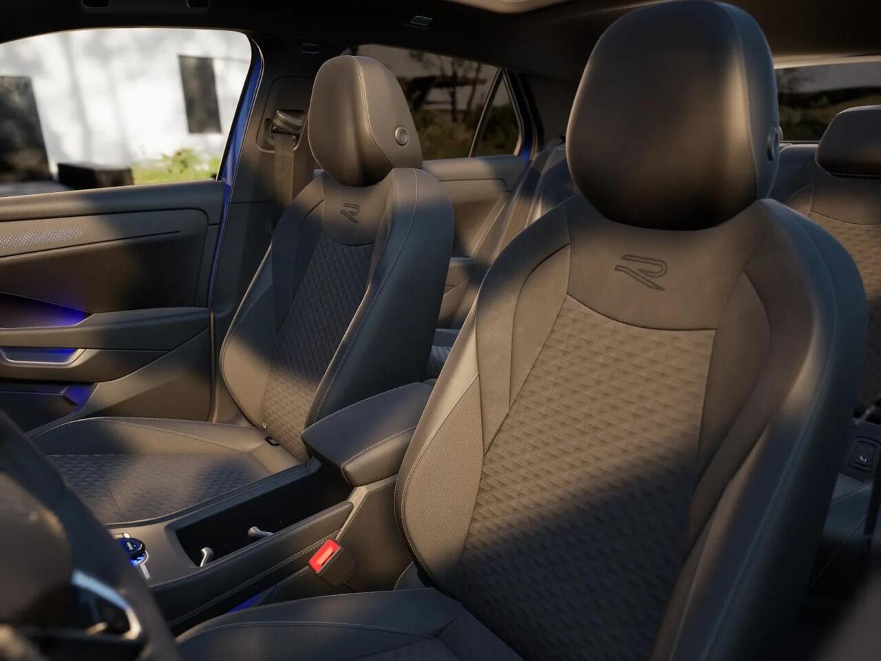 Volkswagen T-Roc R-Line First Edition 1.5 eTSI 110 kW / 150 PK SUV | Panoramaschuif-kanteldak | Assistance Pakket | Trekhaak | Black Style Pakket | Koplampverlichting matrix-led (IQ.LIGHT) | Elek. achterklep | Zwart dak