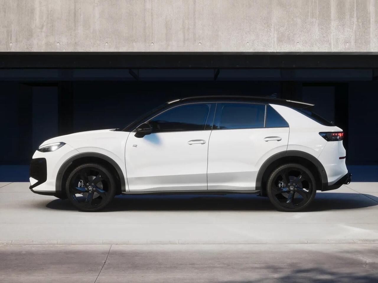 Volkswagen T-Roc R-Line First Edition 1.5 eTSI 110 kW / 150 PK SUV | Panoramaschuif-kanteldak | Assistance Pakket | Trekhaak | Black Style Pakket | Koplampverlichting matrix-led (IQ.LIGHT) | Elek. achterklep | Zwart dak