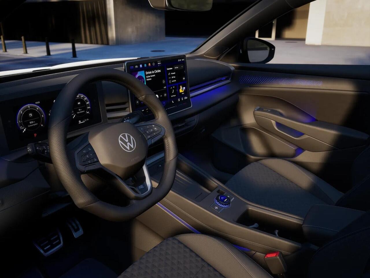 Volkswagen T-Roc R-Line First Edition 1.5 eTSI 110 kW / 150 PK SUV | Panoramaschuif-kanteldak | Assistance Pakket | Trekhaak | Black Style Pakket | Koplampverlichting matrix-led (IQ.LIGHT) | Elek. achterklep | Zwart dak