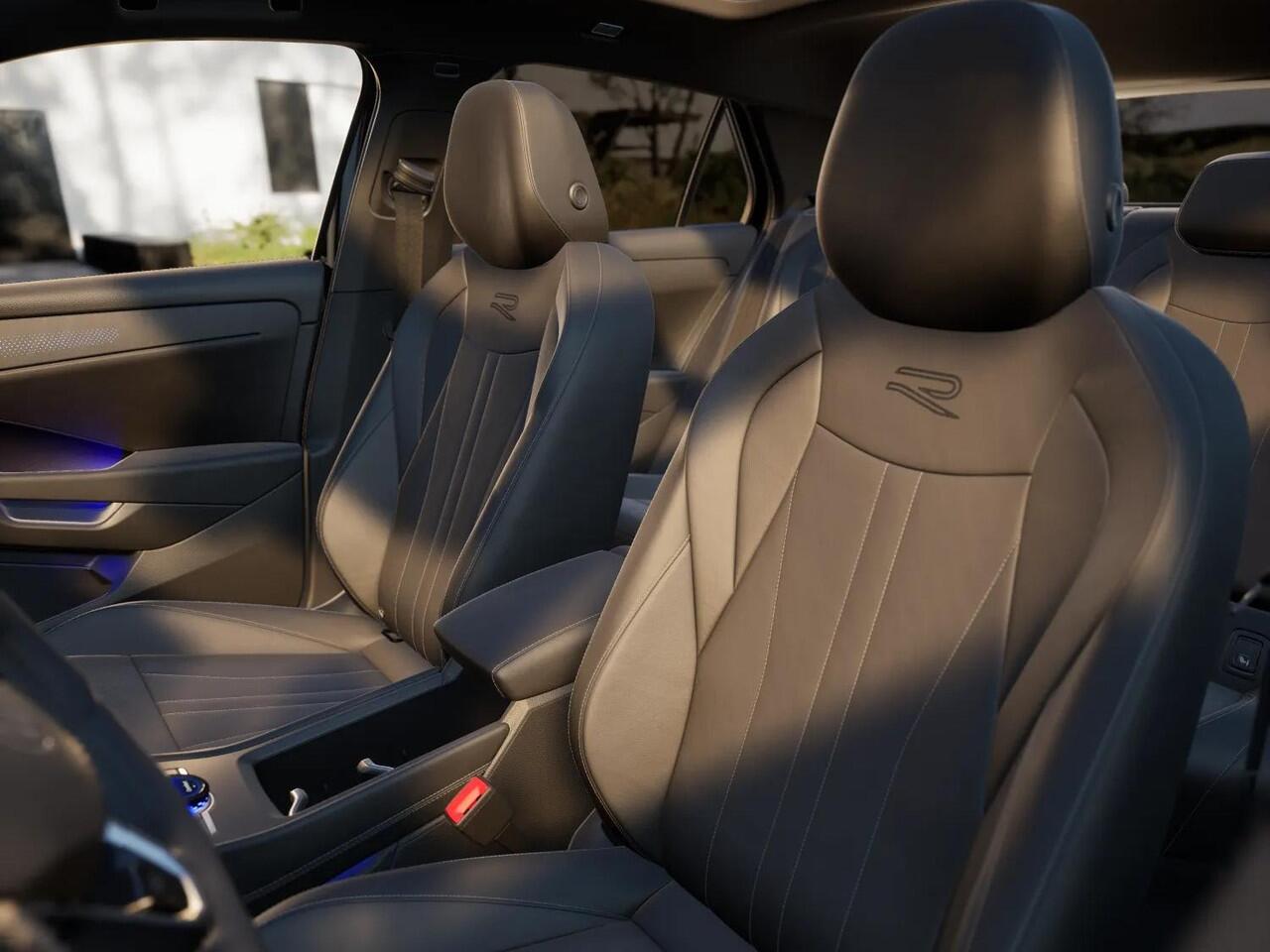 Volkswagen T-Roc R-Line First Edition 1.5 eTSI 110 kW / 150 PK SUV | Interieur Pakket leder 'Varenna' | Black Style Pakket | Panoramaschuif-kanteldak | Trekhaak | Koplampverlichting matrix-led (IQ.LIGHT) | Assistance Pakket | Elek. achterklep