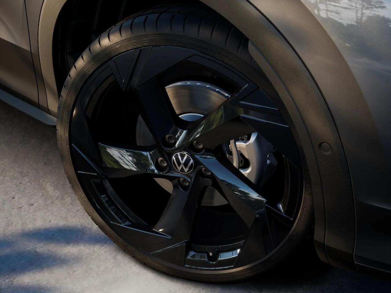 Volkswagen T-Roc R-Line First Edition 1.5 eTSI 110 kW / 150 PK SUV | Panoramaschuif-kanteldak | Assistance Pakket | Trekhaak | Black Style Pakket | Koplampverlichting matrix-led (IQ.LIGHT) | Elek. achterklep | Zwart dak