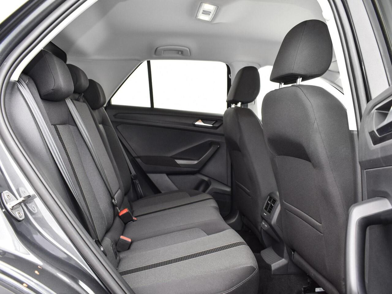 Volkswagen T-Roc 1.5 TSI 150pk DSG Life Edition · Apple/Android Car Play · Navigatie · Camera · P-Sensoren · Park Assist · 17'' Inch · Garantie t/m Februari 2027