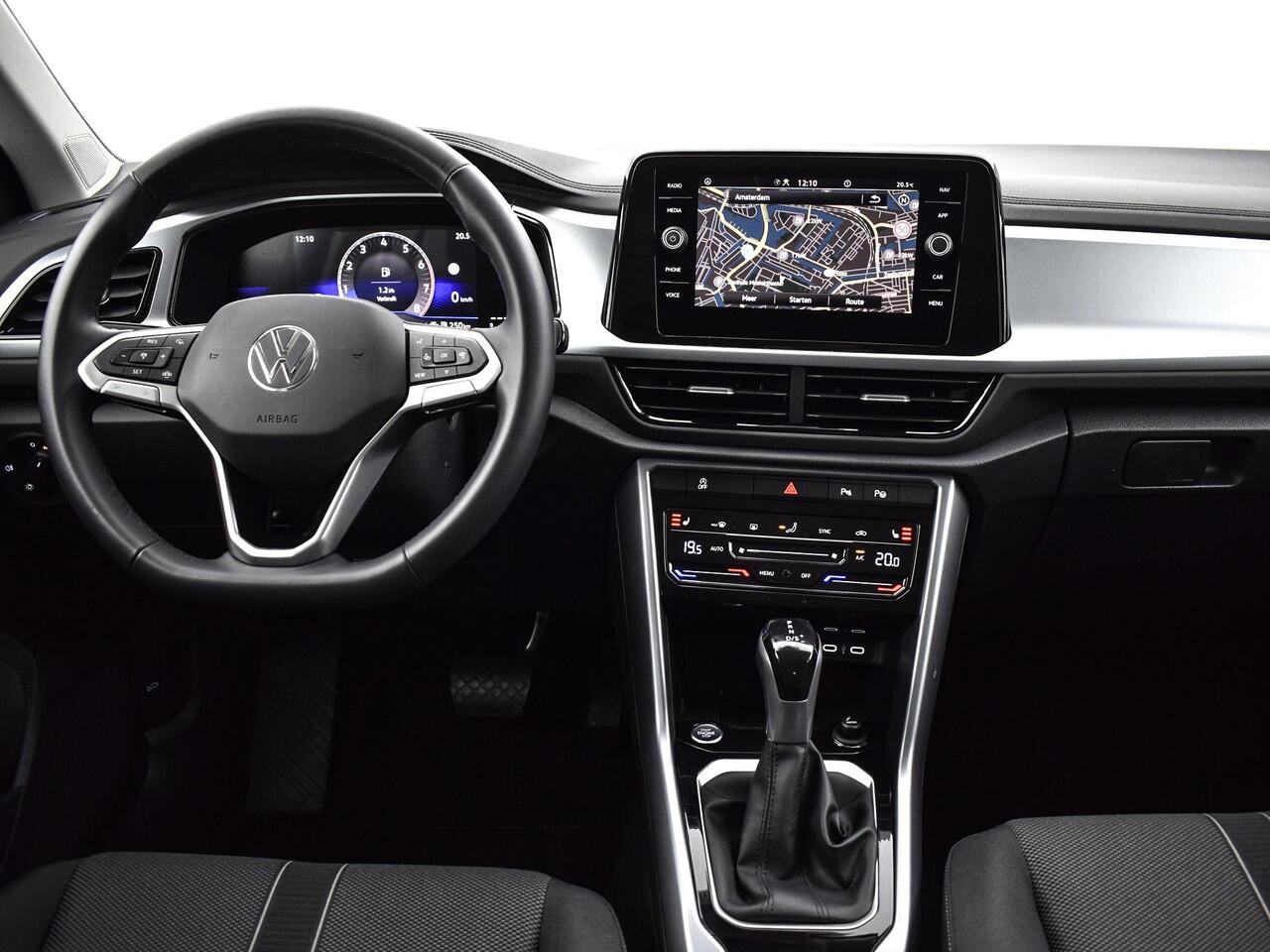 Volkswagen T-Roc 1.5 TSI 150pk DSG Life Edition · Apple/Android Car Play · Navigatie · Camera · P-Sensoren · Park Assist · 17'' Inch · Garantie t/m Februari 2027