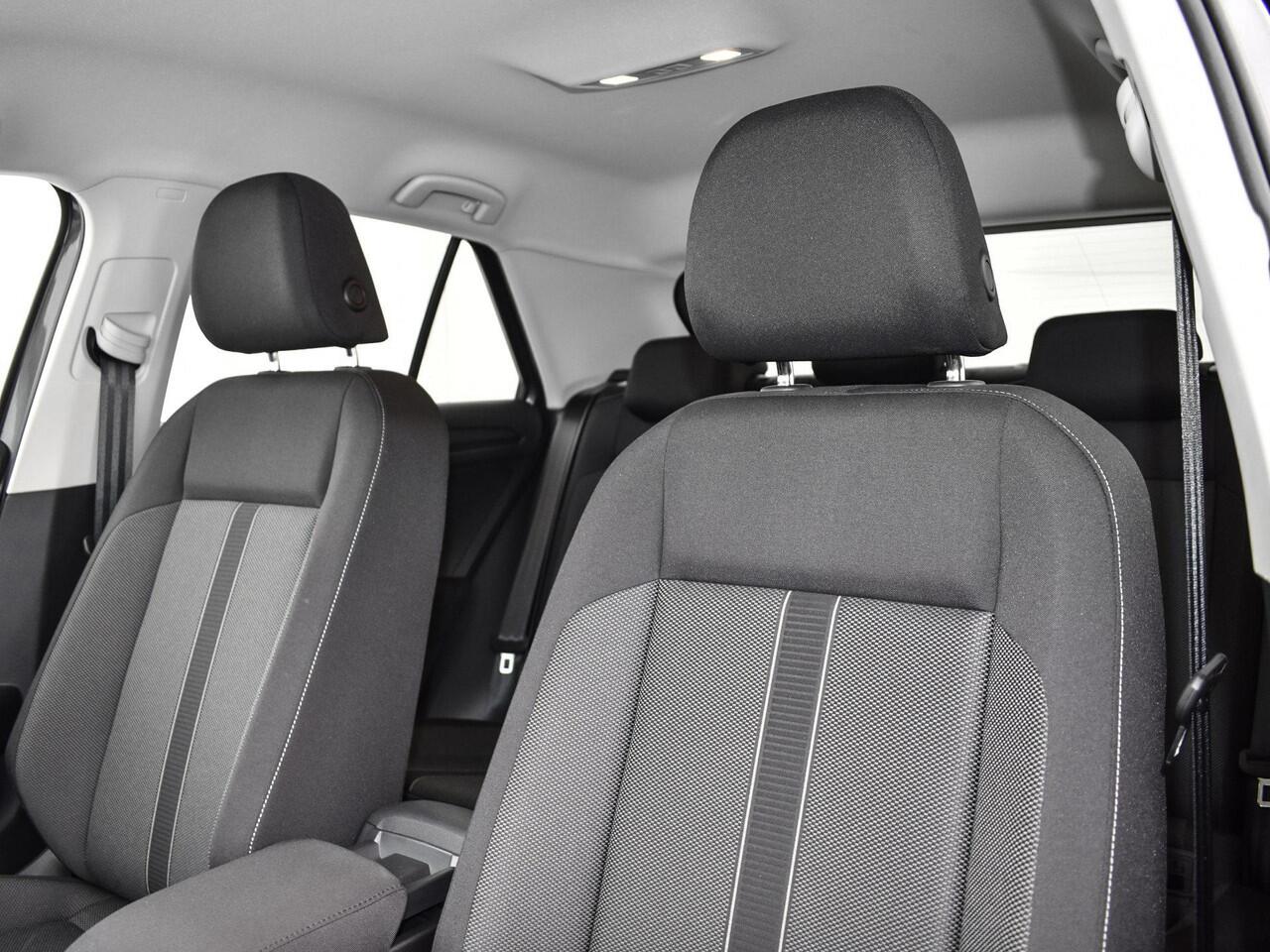 Volkswagen T-Roc 1.5 TSI 150pk DSG Life Edition · Apple/Android Car Play · Navigatie · Camera · P-Sensoren · Park Assist · 17'' Inch · Garantie t/m Februari 2027