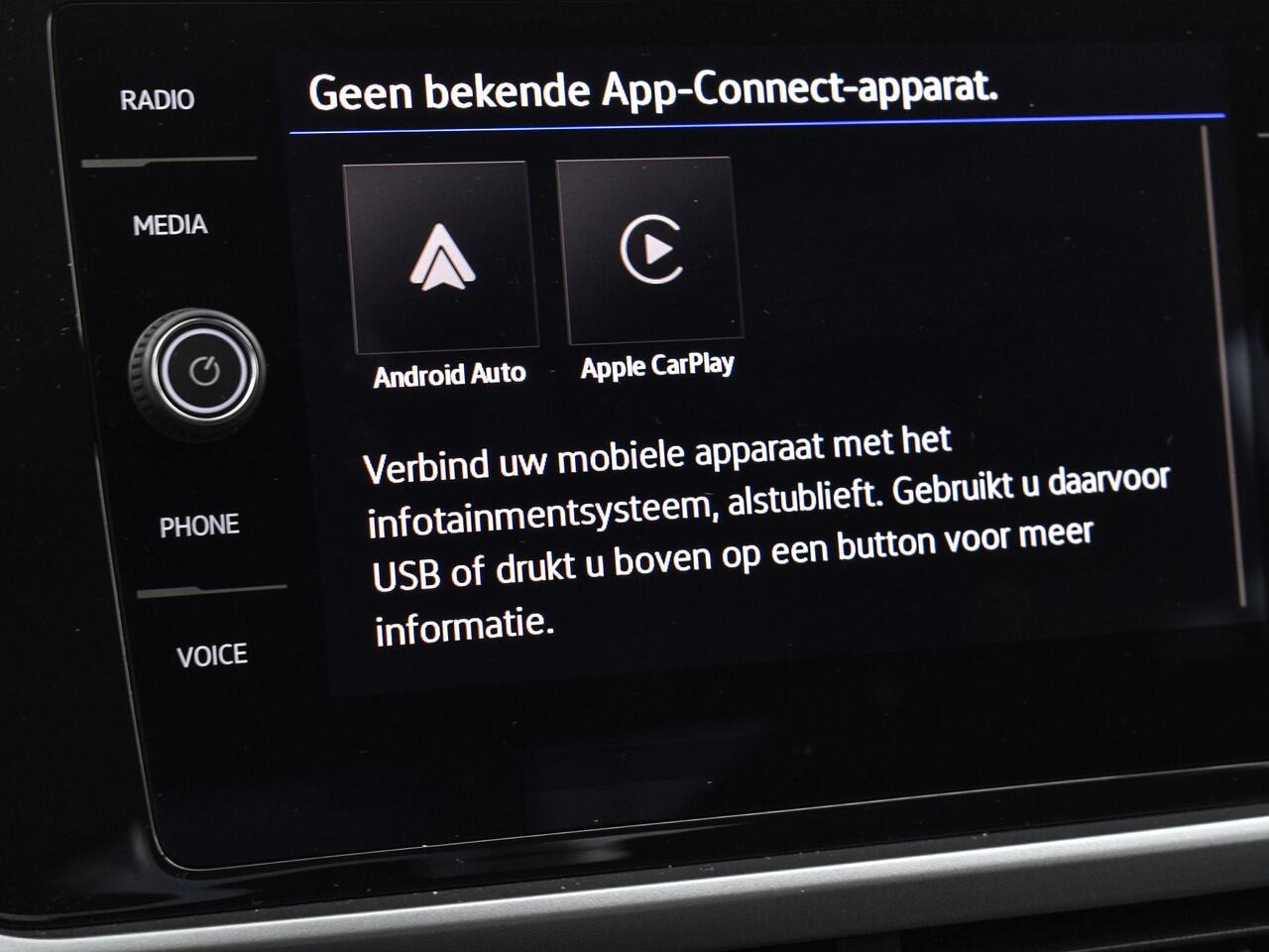 Volkswagen T-Roc 1.5 TSI 150pk DSG Life Edition · Apple/Android Car Play · Navigatie · Camera · P-Sensoren · Park Assist · 17'' Inch · Garantie t/m Februari 2027