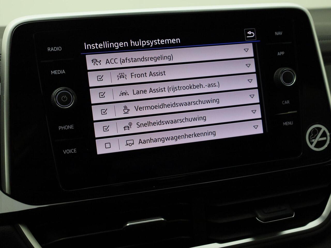 Volkswagen T-Roc 1.5TSI/150PK R-Line DSG · Camera · Navigatie · Apple/Android Car Play · Trekhaak · Garantie tot februari 2027