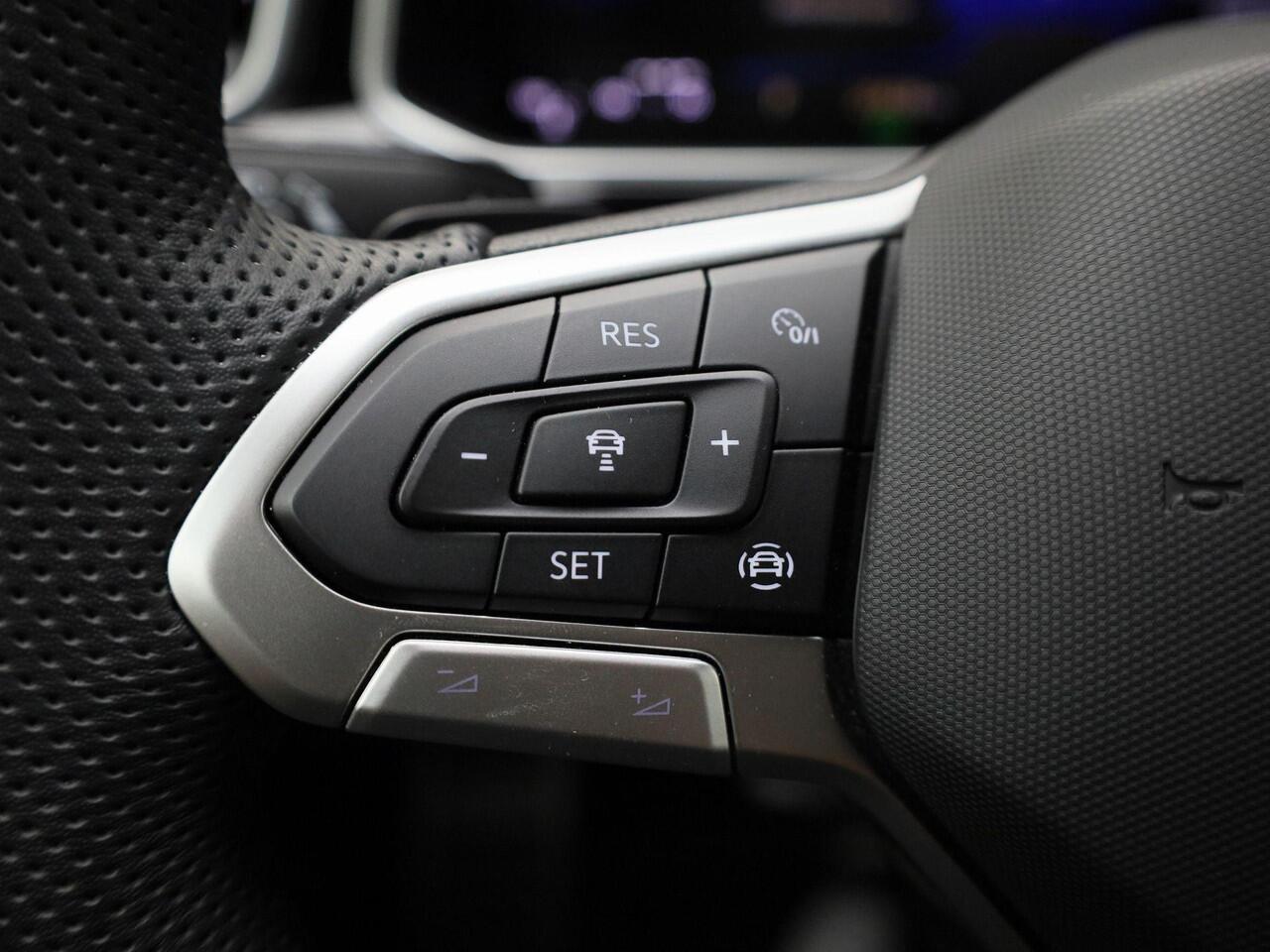 Volkswagen T-Roc 1.5TSI/150PK R-Line DSG · Camera · Navigatie · Apple/Android Car Play · Trekhaak · Garantie tot februari 2027