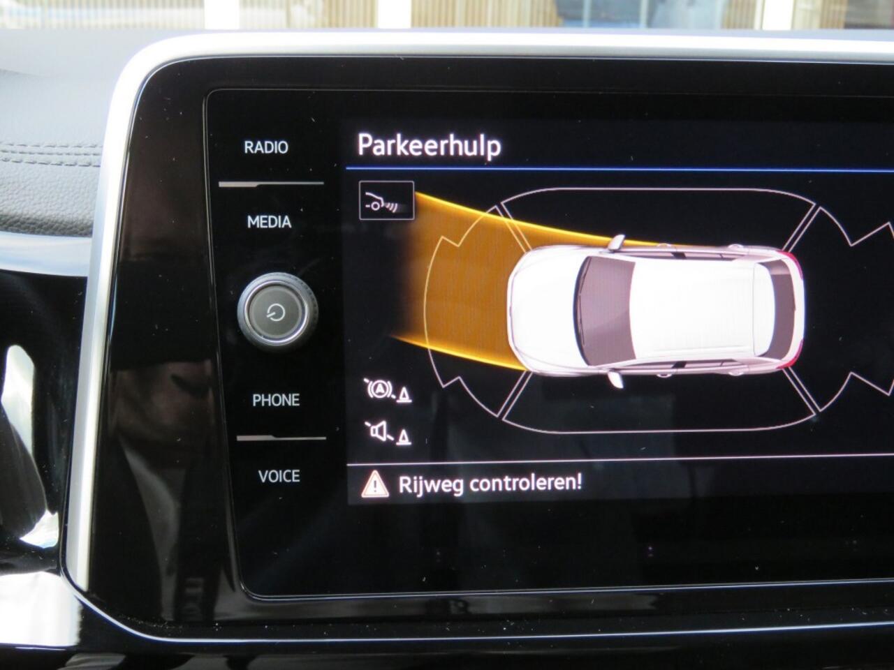 Volkswagen T-Roc 1.5 TSI 150pk DSG-aut. R-LINE / Trekhaak afn. / Camera / Stoelverw. / IQ Light / FABRIEKS garantie