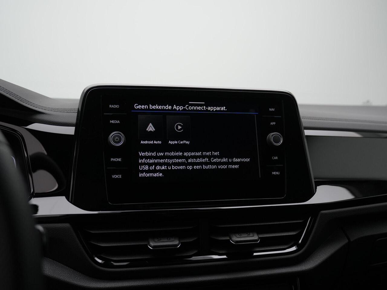 Volkswagen T-Roc 1.5 TSI 150 pk DSG R-Line Edition | Panoramadak | Trekhaak | IQ Light | Achteruitrijcamera | Navigatie | Stoelverwarming