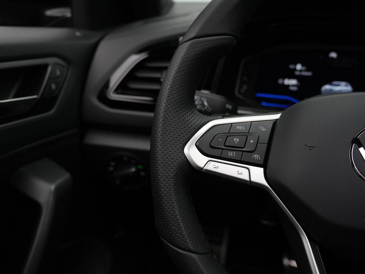 Volkswagen T-Roc 1.5 TSI 150 pk DSG R-Line Edition | Panoramadak | Trekhaak | IQ Light | Achteruitrijcamera | Navigatie | Stoelverwarming