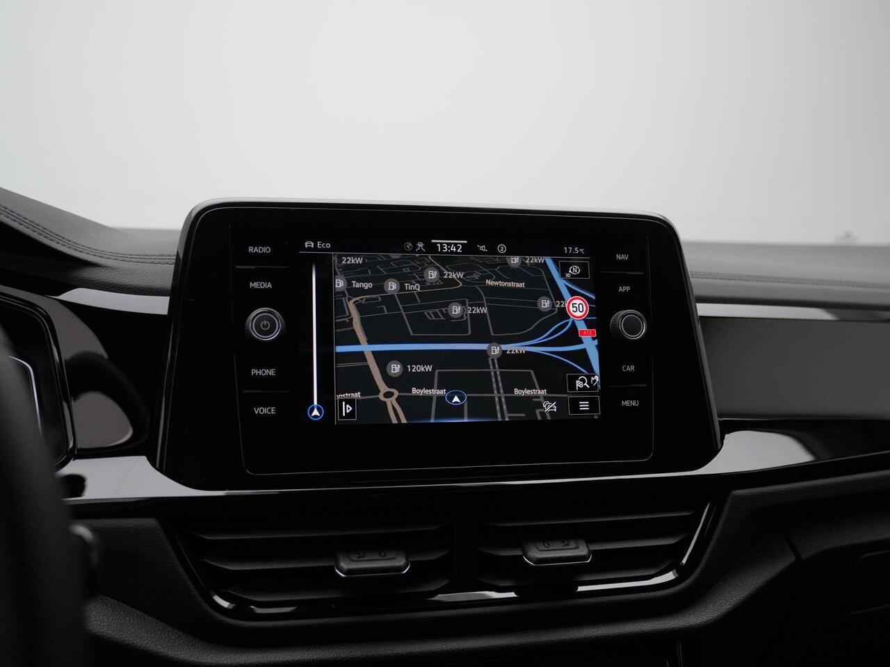 Volkswagen T-Roc 1.5 TSI 150 pk DSG R-Line Edition | Panoramadak | Trekhaak | IQ Light | Achteruitrijcamera | Navigatie | Stoelverwarming