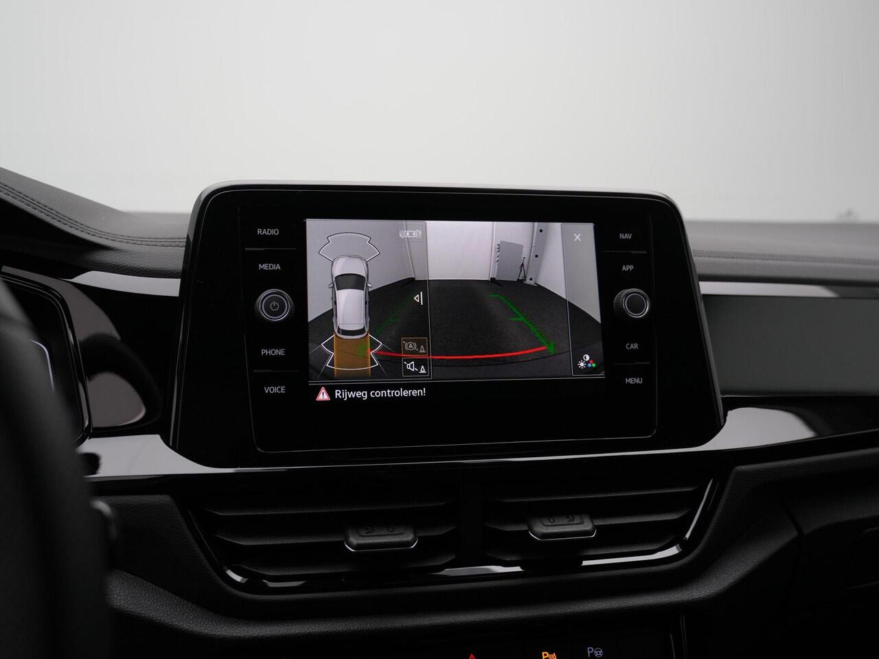 Volkswagen T-Roc 1.5 TSI 150 pk DSG R-Line Edition | Panoramadak | Trekhaak | IQ Light | Achteruitrijcamera | Navigatie | Stoelverwarming