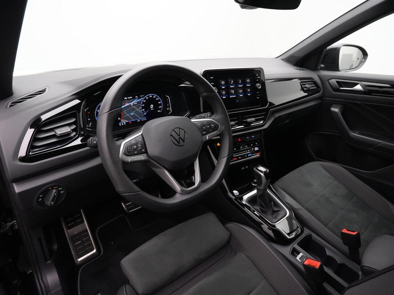 Volkswagen T-Roc 1.5 TSI 150 pk DSG R-Line Edition | Panoramadak | Trekhaak | IQ Light | Achteruitrijcamera | Navigatie