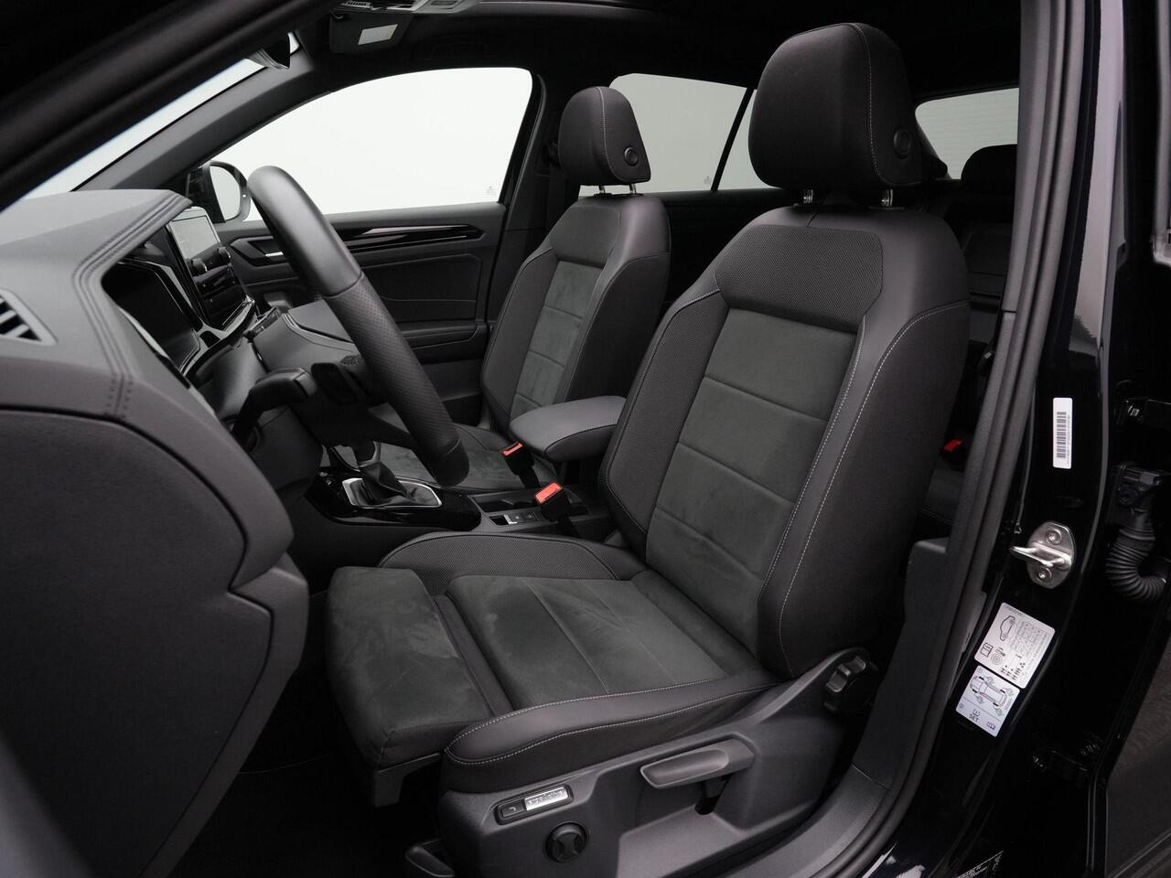 Volkswagen T-Roc 1.5 TSI 150 pk DSG R-Line Edition | Panoramadak | Trekhaak | IQ Light | Achteruitrijcamera | Navigatie